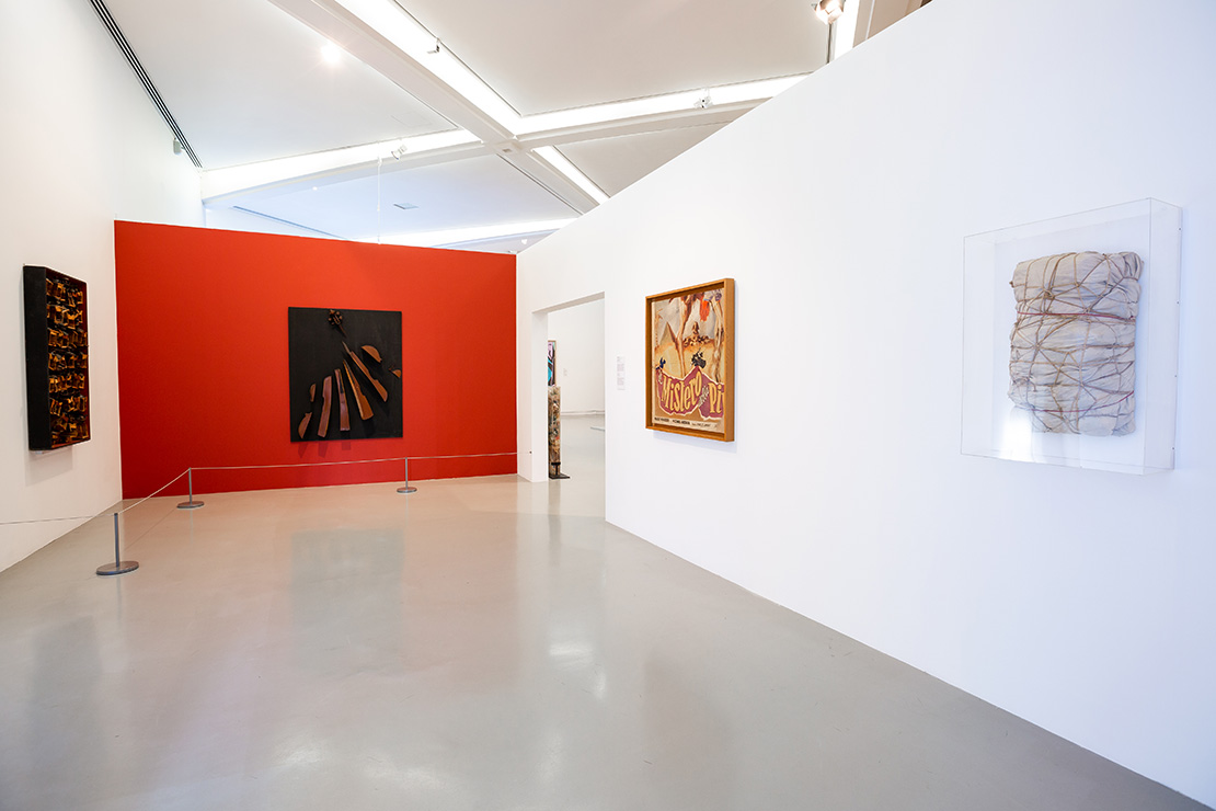 Arman, Le Village de grand-mère, 1962, Collection MAMAC, © Adagp, Paris 2020 ; Arman, Sans Titre, 1962, Collection MAMAC, © Adagp, Paris 2020 ; Mimmo Rotella, Il mistero della piramide, 1962,Collection MAMAC, © Adagp, Paris 2020 ; Christo, Package, 1962, Collection Lilja Art Fund Foundation, en dépôt au Mamac. Photo : François Fernandez