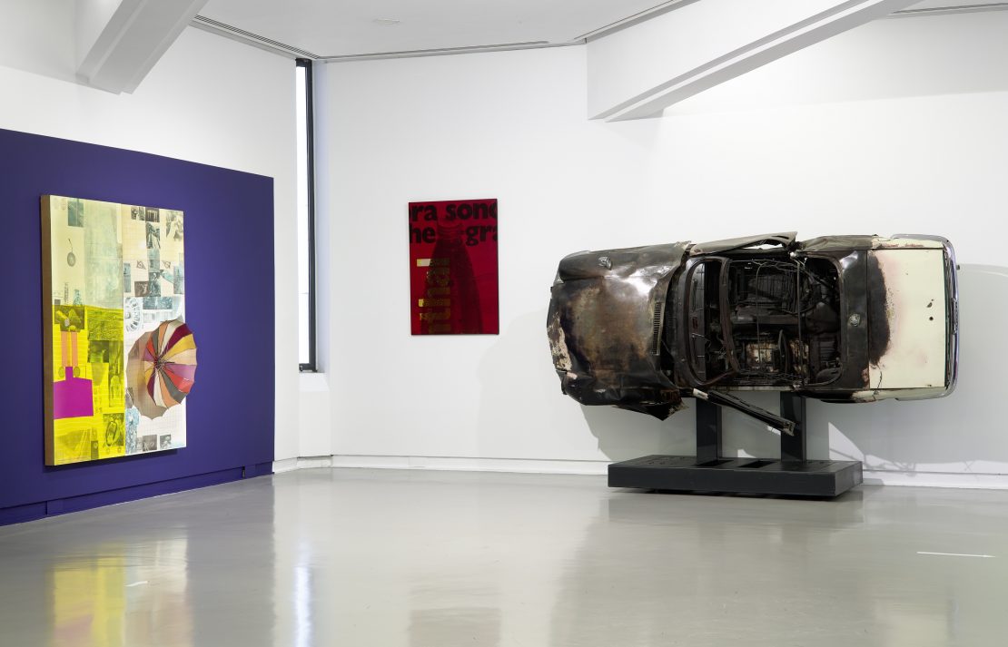 Robert Rauschenberg, Jackpot Derby (Spread), Collection Lilja Art Fund Foundation, en dépôt au MAMAC, © Adagp, Paris, 2020 Mimmo Rotella, La capsule, 1972, Collection MAMAC, © Adagp, Paris, 2020 Arman, La tulipe, 2001, Collection particulière, en dépôt au MAMAC, © Adagp, Paris, 2020. Photo : François Fernandez